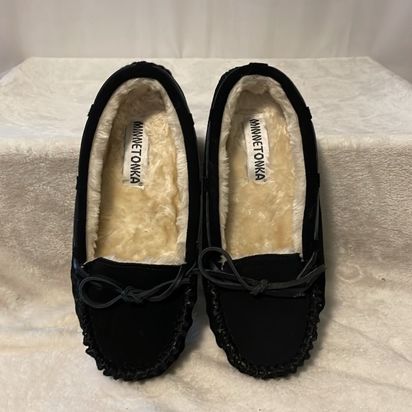 Minnetonka Black leather slippers Sz. 7M - Picture 14 of 16